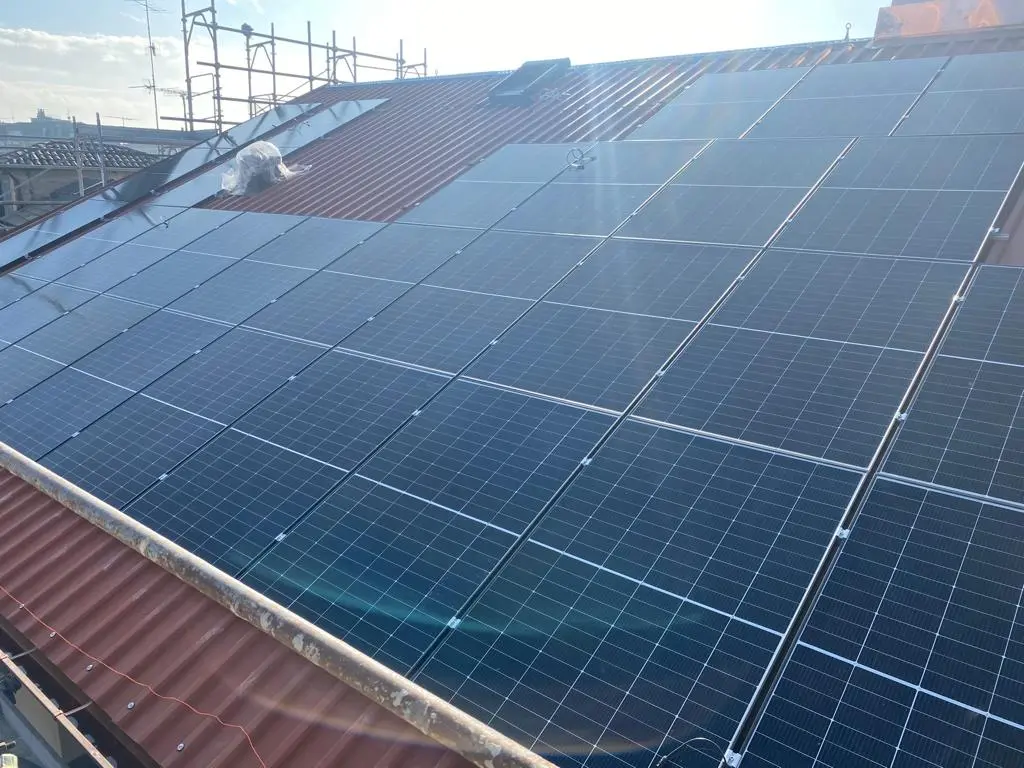Impianto fotovoltaico esteso su più falde