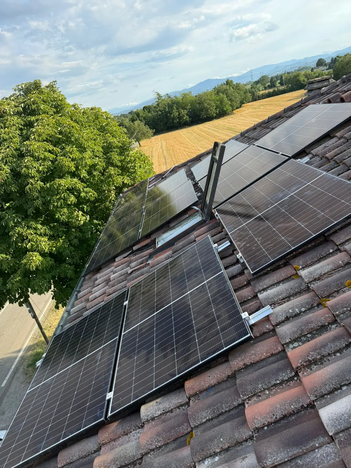 Impianto fotovoltaico residenziale installato su una copertura in coppi